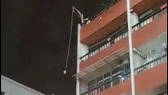 取餐免爬樓梯　佛心老闆「垂吊」送餐