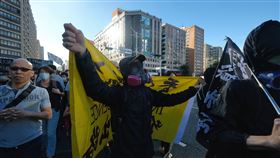 台灣撐港遊行　呼籲釋放12港人（1）台灣人權促進會、香港邊城青年等多個公民團體25日在台北舉辦台灣撐港遊行，吸引大批民眾參與，共同聲援潛逃來台途中遭中國當局拘捕的12名港人。中央社記者王飛華攝　109年10月25日