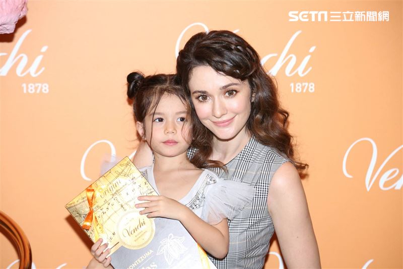 瑞莎與女兒出席義大利最好吃巧克力Venchi台灣首家專賣店開幕記者會 。（圖／記者楊澍攝影）