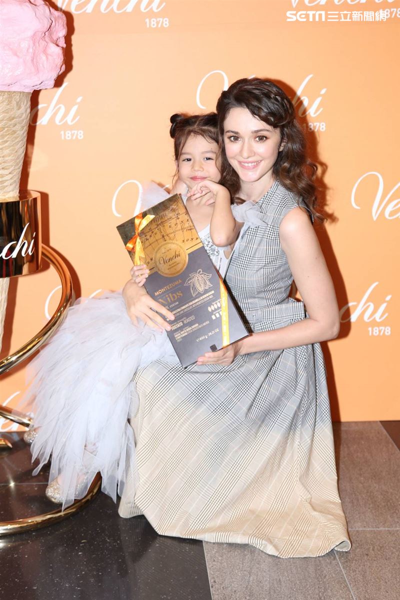 瑞莎與女兒出席義大利最好吃巧克力Venchi台灣首家專賣店開幕記者會 。（圖／記者楊澍攝影）