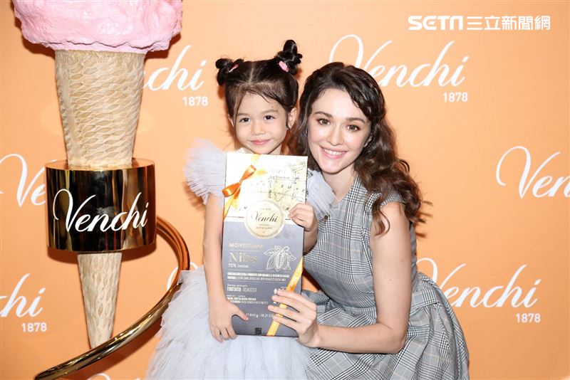 瑞莎與女兒出席義大利最好吃巧克力Venchi台灣首家專賣店開幕記者會 。（圖／記者楊澍攝影）