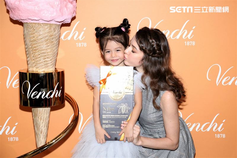 瑞莎與女兒出席義大利最好吃巧克力Venchi台灣首家專賣店開幕記者會 。（圖／記者楊澍攝影）