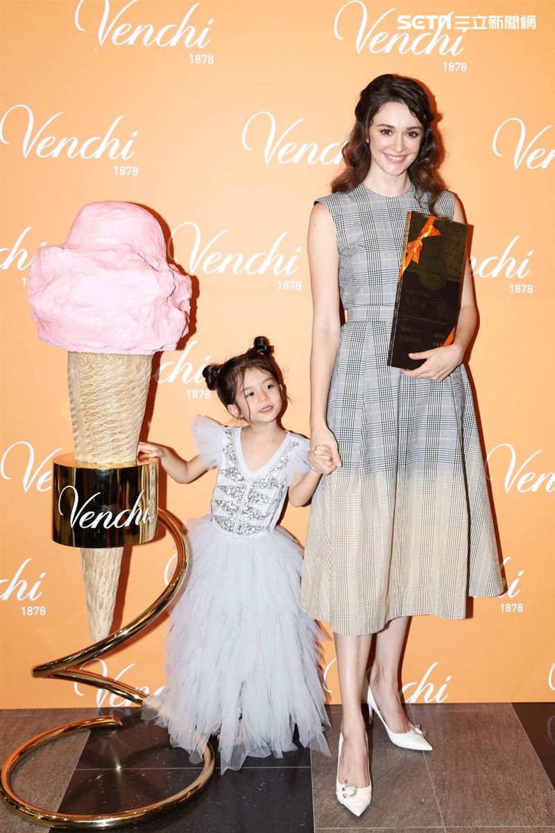瑞莎與女兒出席義大利最好吃巧克力Venchi台灣首家專賣店開幕記者會 。（圖／記者楊澍攝影）