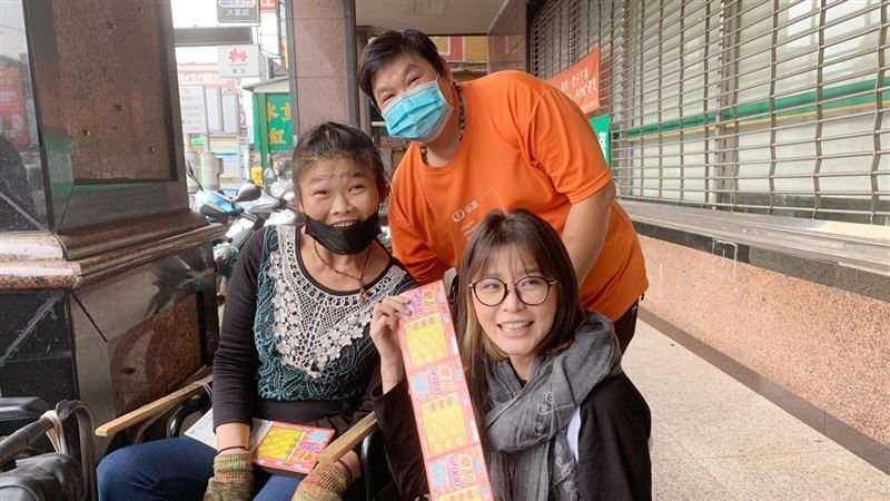 獨／癱女賣彩券撐家計　女神李燕送暖
