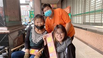 獨／癱女賣彩券撐家計　女神李燕送暖