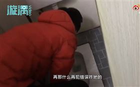 遼寧,跆拳道,教練,穢物,馬桶,懲罰（圖／翻攝自漩渦視頻微博）