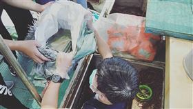 屏檢緝獲海洛因磚126公斤（1）屏東地檢署10日宣布破獲重大毒梟運輸海洛因磚324塊（共重約126.435公斤）案，檢察官指揮海巡及警方等機關歷經4個餘月偵查情蒐，日前在公海攔截販毒漁船億豐滿號，登上漁船臨檢，並押返位於後壁湖執行搜索。（屏東地檢署提供）中央社記者郭芷瑄傳真  109年12月10日