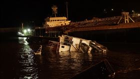 外籍船靠港後進水沉沒  船體貨櫃漂海上外國籍貨船金輝輪10日在馬祖四維村周邊擱淺，由海巡拖回福澳港邊，因船體破損進水，船體與貨櫃漂在海上。中央社記者邱筠攝  109年12月11日
