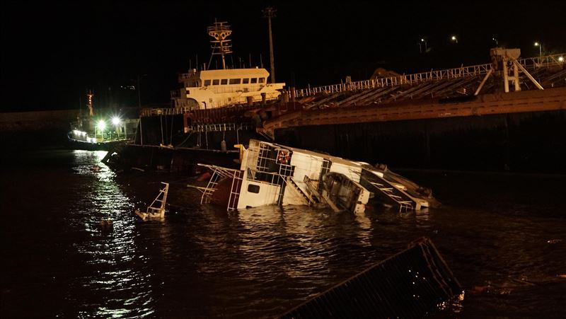 外籍船靠港後沉沒　馬祖搶救油污外洩