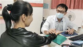 壓力大暴吃、吃完壓力更大　女罹患焦慮症、堆積症、暴食症（圖／台北醫院提供）