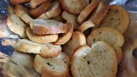 這名女網友分享的是來自韓國知名的CW大蒜麵包餅乾（圖／讀者提供）