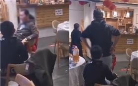 中國大陸,男童亂開女子廁所門，男童母親暴怒開罵（圖／翻攝自沸點）