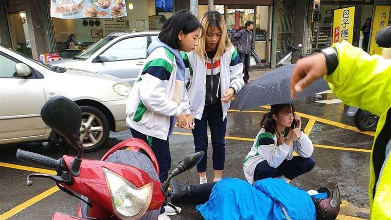 見騎士摔車　3女高中生做一事讚爆