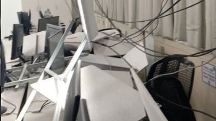 大學教室天花板遭震垮　網友：廢墟？