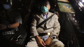 黎智英8月12日凌晨獲釋，以港幣50萬元交保外出，離開九龍旺角警署。（圖／美聯社／達志影像）