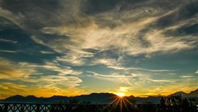 阿里山日出印象音樂會要戴口罩2021阿里山日出印象音樂會民國110年元旦將在祝山觀日平台登場，邀請金曲歌后詹雅雯、鄒族歌手安歆澐獻唱。配合秋冬防疫專案，活動全程要戴口罩，民眾也可過網路欣賞阿里山日出美景。（嘉義縣政府提供）中央社記者蔡智明傳真  109年12月11日