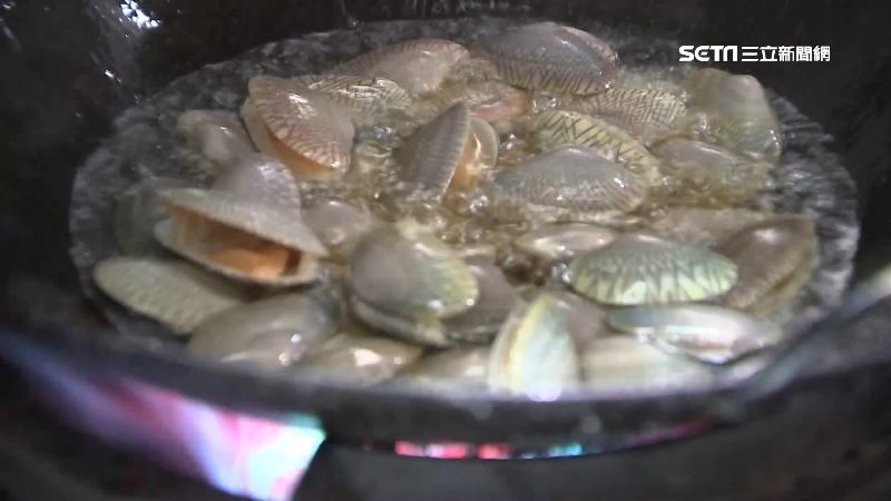 老闆誇口「不用吐沙」她下鍋炒崩潰