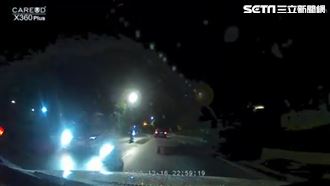 顧立雄座車欲右轉　機車噴飛影片曝光