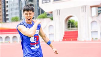 胡宇威訓練掛彩　坐輪椅現身隊員爆哭