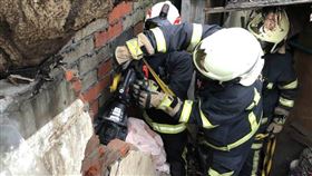 廢棄,牆縫,受困,桃園