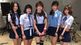 女子樂團練團玩遊戲 遭氣球炸翻嚇哭