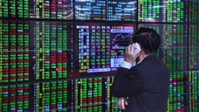 台股開高走低　收盤跌40.41點（1）台北股市12日開高走低，收盤跌40.41點，為13221.78點，跌幅0.3%，成交金額新台幣2094.48億元。中央社記者王飛華攝  109年11月12日