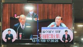 翁重鈞把質詢用的手板放反。（圖／翻攝自陳柏惟臉書）