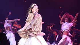 鐵肺歌后米希亞上月錄影時不幸墜馬重傷。（圖／翻攝自MISIA官方推特）