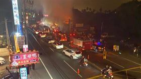 快訊／南投晚間大火「濃煙狂竄」！消防車擠爆　網聽「鞭炮聲」嚇壞（圖／翻攝自南投人聊天室）