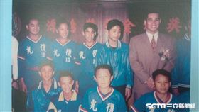 ▲少棒時期周思齊（左2）領取郭源治獎學金。（圖／記者蕭保祥翻攝）