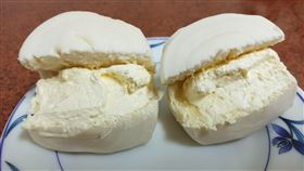 法式馬卡龍又稱少女的酥胸，而接下來要介紹的台式馬卡龍，不僅口感很不一樣，更以爆量鮮奶油取勝。（圖／翻攝自臉書社團「美食公社」）