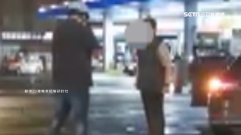 嫌騎太慢閃燈攔車　運將遭拍怒罵廢物