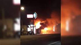 南投縣名間鄉檳榔攤突然竄出火煙。（圖／翻攝自《南投人聊天室》）