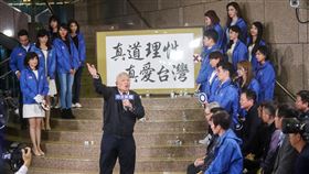 中天新聞將關台　蔡衍明參與倒數直播秀（1）中天新聞台執照將到期，12日凌晨零時起就無法在有線電視播送，旺中集團董事長蔡衍明（前中）11日晚間到中天電視台參與直播節目，肯定中天新聞人的努力。中央社記者裴禛攝　109年12月11日