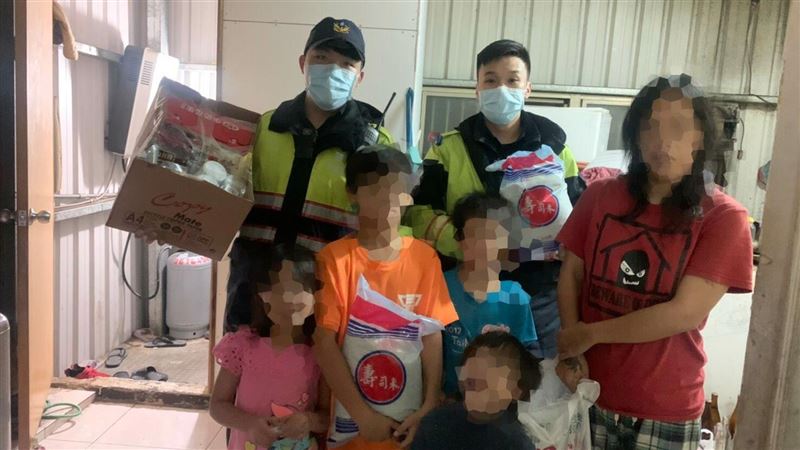 5姊弟冬夜相擁取暖　父入獄前求援助