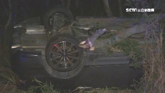 轎車疑下坡失控翻落樹林　2人困車內
