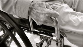 老人,PIXABAY,病床,生病,插管