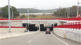 苗栗北橫公路地下道工程  穿越國道挑戰高苗栗北橫公路整體施工以穿越高速公路的「永貞地下道」挑戰性最高，工程採管冪工法從國道1號下貫穿，施工期間需維持上方國道正常通行，不容許些微差錯。中央社記者管瑞平攝  109年12月12日