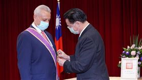 巴拉圭大使柏馬紹獲頒大綬景星勳章  表彰駐台貢獻巴拉圭駐台大使柏馬紹（左）將離任；為表彰他派駐台灣7年對深化台巴兩國邦誼的卓越貢獻，外交部長吳釗燮11日頒贈柏馬紹大綬景星勳章。（外交部提供）中央社記者陳韻聿傳真  109年12月12日