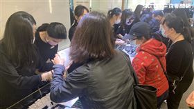 300人搶領號碼牌，只為買到超值珠寶精品。（圖／記者陳宜加攝影）