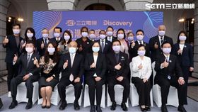 總統蔡英文與行政院長蘇貞昌，出席三立電視台特別與DISCOVERY聯手拍攝「台灣戰疫全紀錄」記者會，致詞，會後受訪，與來賓合照（圖／記者邱榮吉攝影）