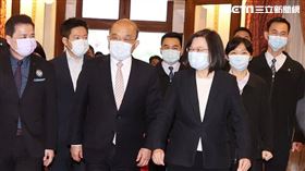 總統蔡英文與行政院長蘇貞昌，出席三立電視台特別與DISCOVERY聯手拍攝「台灣戰疫全紀錄」記者會，致詞，會後受訪，與來賓合照（圖／記者邱榮吉攝影）