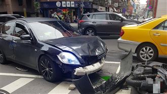 計程車連撞7人傷　遭撞駕駛竟跑了