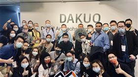 國家級新創品牌參訪亞灣交流由國發會成立的台灣新創品牌Startup Island TAIWAN，11日南下參訪高雄亞洲新灣區的智崴集團、鹽埕地家Di Jia、VR體感劇院等單位，傍晚赴高雄市數位內容創意中心（DAKUO）與高雄市政府經濟發展局、新創業者進行交流。（高市經發局提供）中央社記者侯文婷傳真  109年12月12日