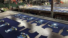 新北五股印染廠涉排廢水遭查獲（1）新北市五股區某印染工廠涉嫌將含有染劑的廢水排放到觀音坑溪，市府環境保護局據報追查，依違反水污染防治法規定告發。（新北市環保局提供）中央社記者黃旭昇新北傳真　109年12月12日