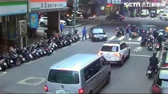 轎車遭小黃擊落波及6車　駕駛竟跑了