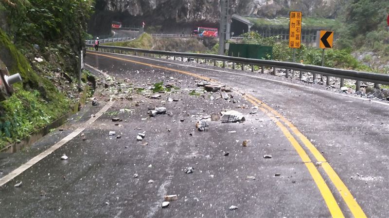 中橫午後傳落石意外　砸中2車無人傷