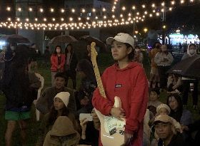 朱冠甍缺席「虎團」演出　妻子抱吉他台