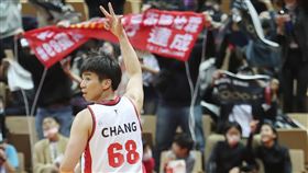 SBL台銀張博勝生涯3000分達標（1）SBL台銀射手張博勝是超級籃球聯賽史上第18名3000分俱樂部的會員，12日賽前生涯累積得分已達2999分，開賽首節5分32秒接獲隊友傳球，在左邊飆進3分球，生涯3000分順利達標。中央社記者張新偉攝  109年12月12日