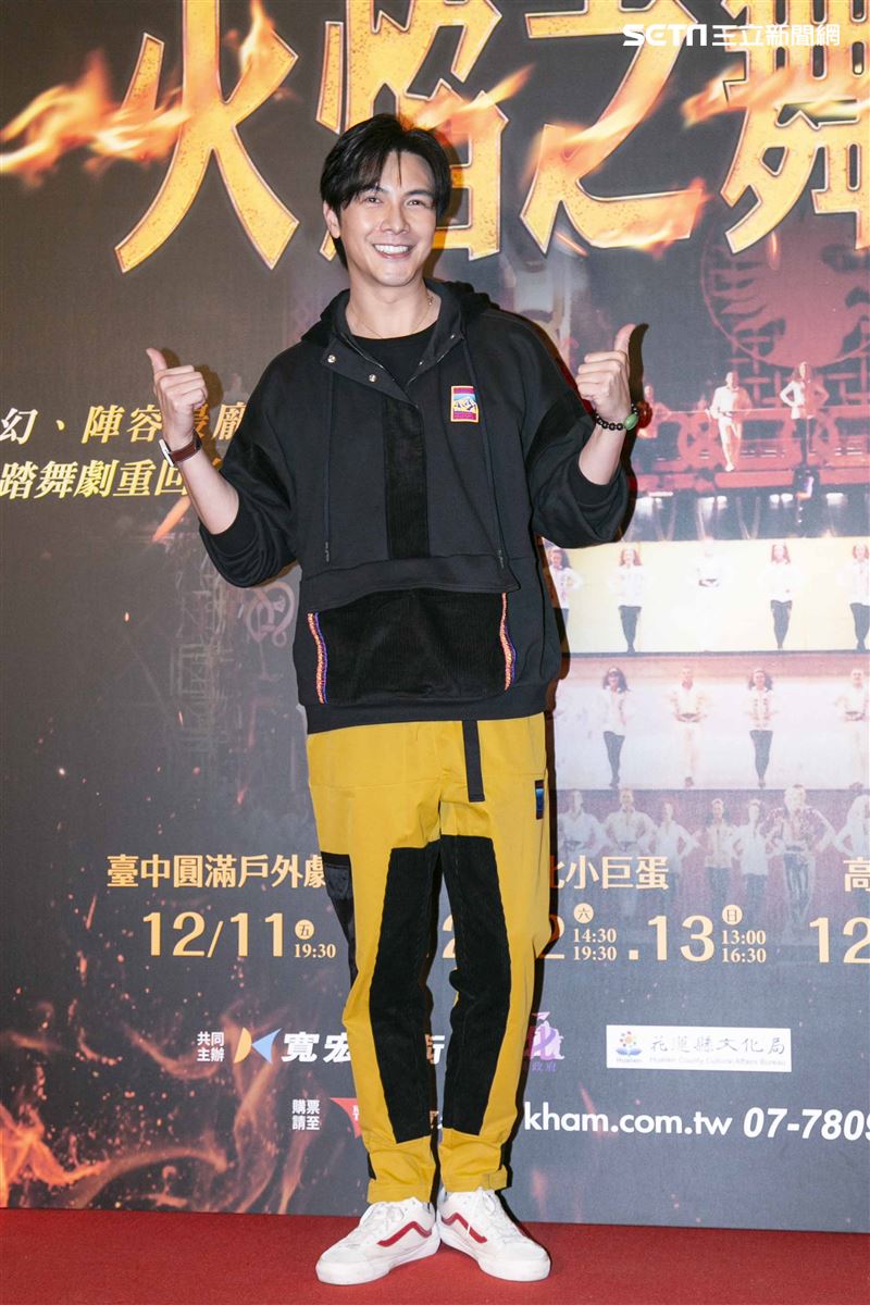 游鴻明、彭佳慧、郭彥均、羅宏正、屈中恆、風田、謝佳見出席觀賞《火焰之舞》。（圖／記者楊澍攝影）